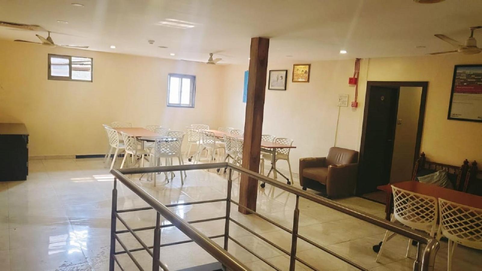 Hotel Guestinn Residency Mumbai Bagian luar foto