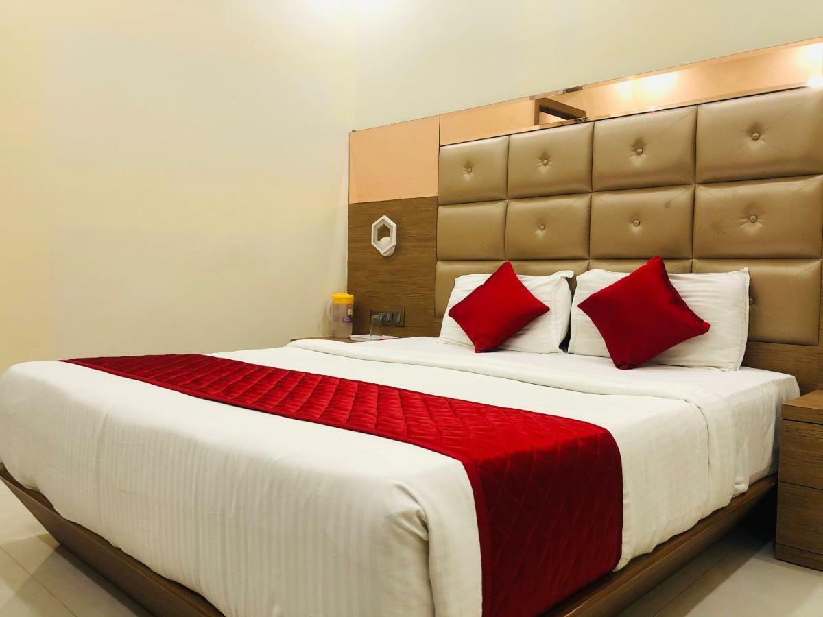 Hotel Guestinn Residency Mumbai Bagian luar foto