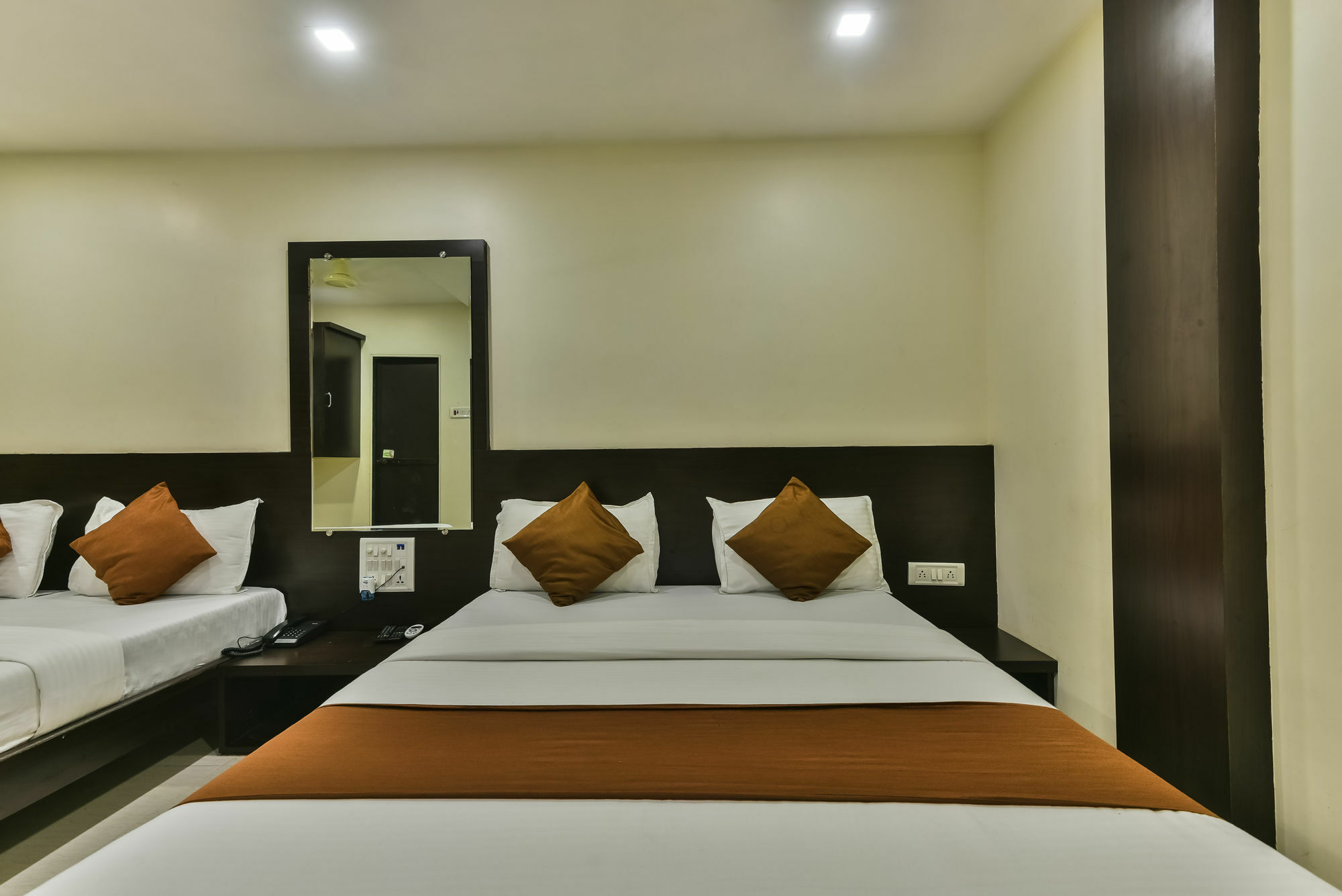 Hotel Guestinn Residency Mumbai Bagian luar foto