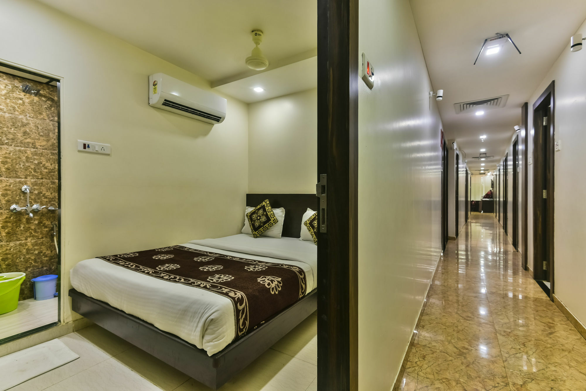 Hotel Guestinn Residency Mumbai Bagian luar foto